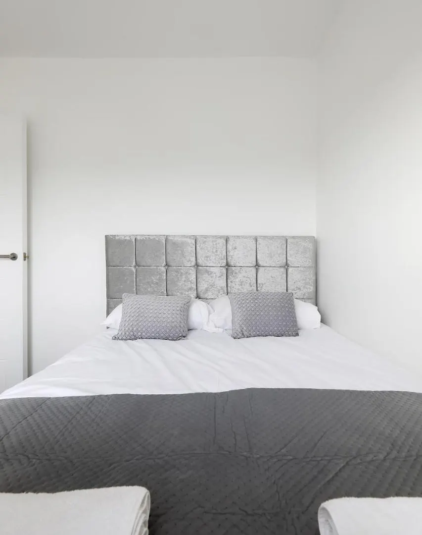 Perfect Brighton City Location - Spacious 2 Bedroom Apartment