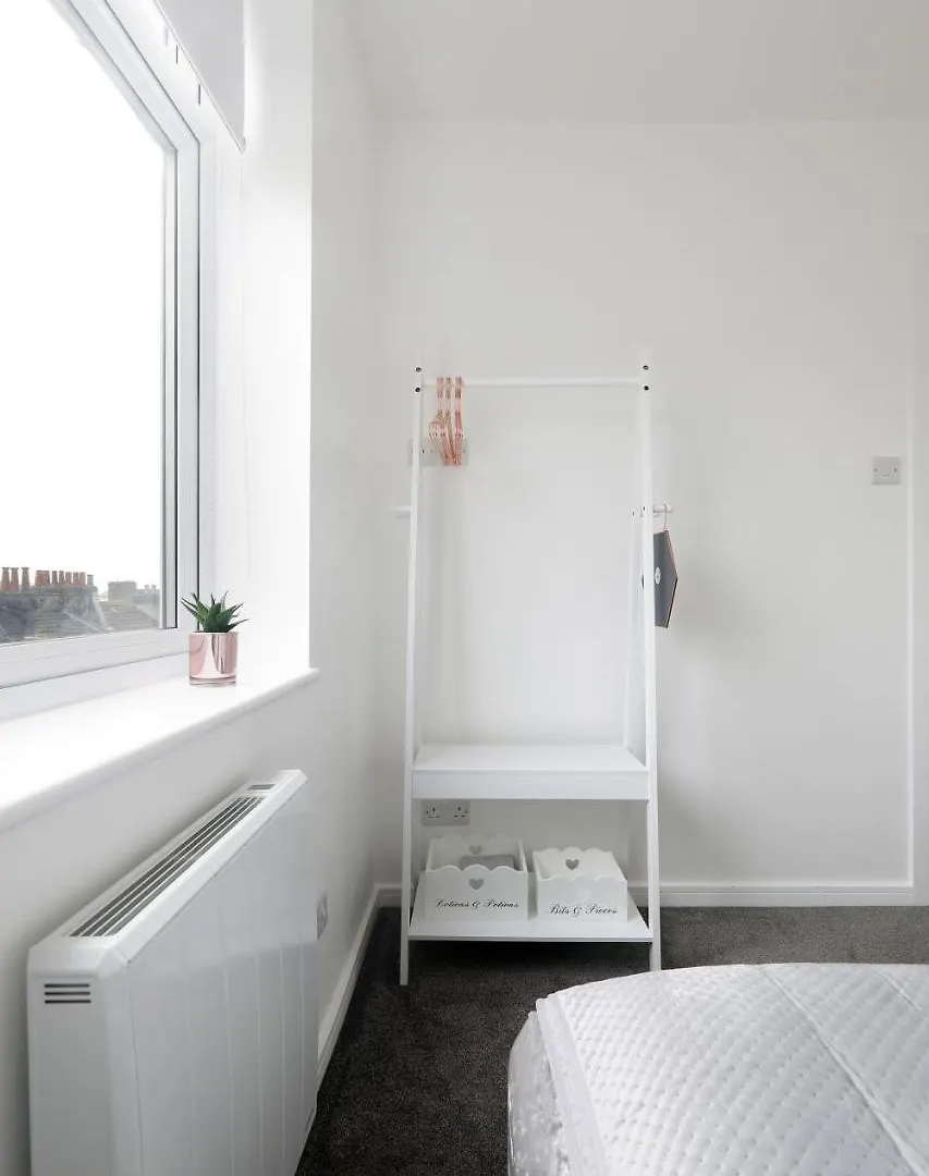 Perfect Brighton City Location - Spacious 2 Bedroom Apartment
