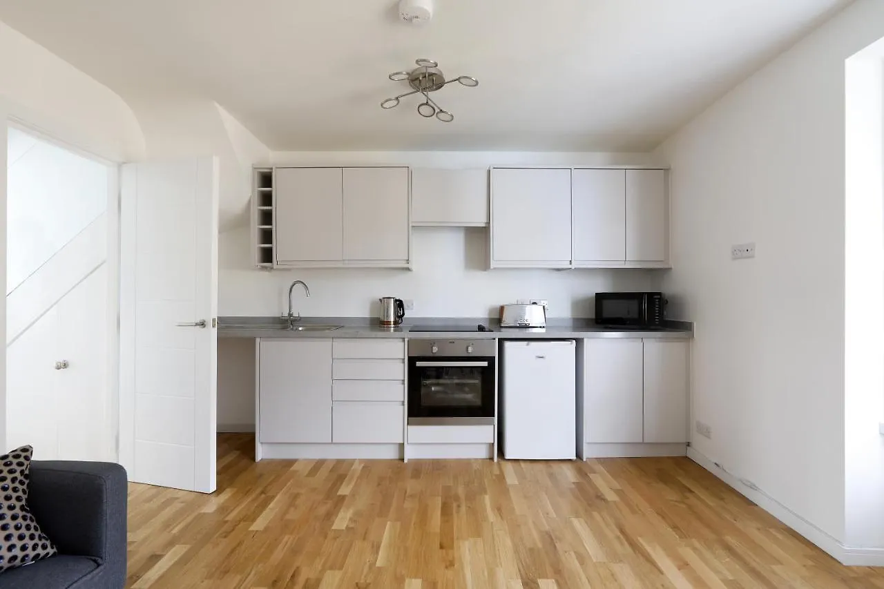 Perfect Brighton City Location - Spacious 2 Bedroom Apartment