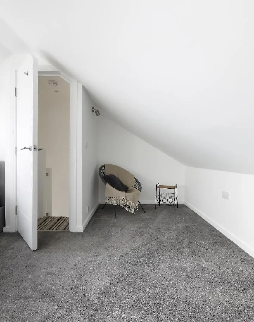 Perfect Brighton City Location - Spacious 2 Bedroom Apartment