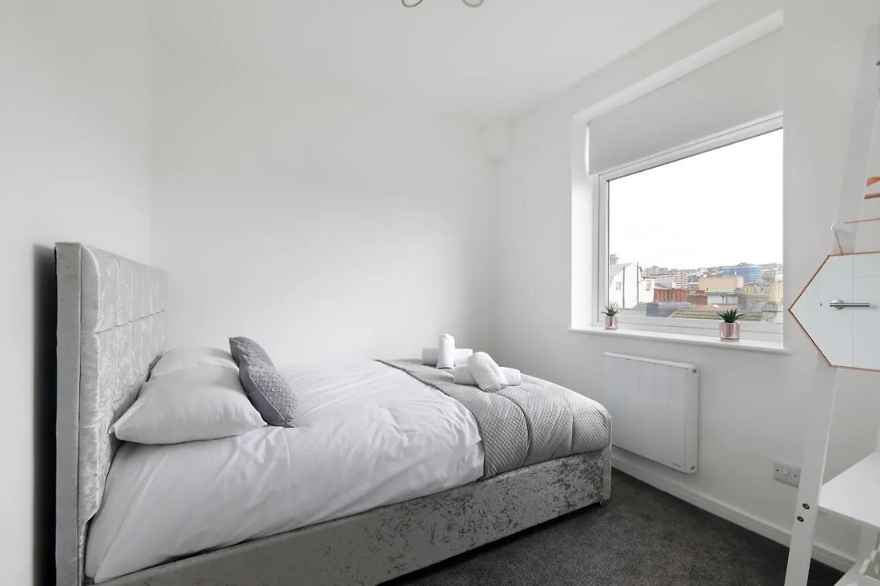 Perfect Brighton City Location - Spacious 2 Bedroom Apartment